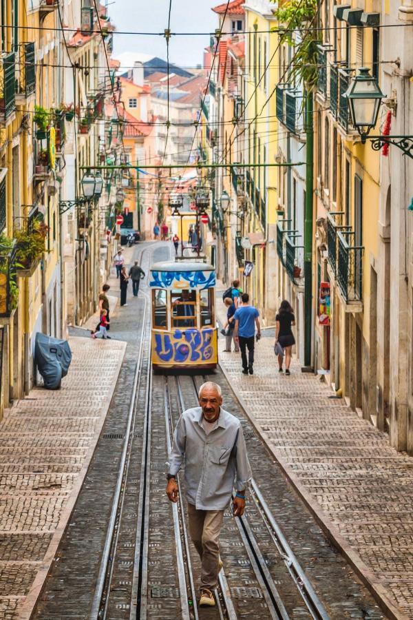 With One Bedroom In With Wonderful City View Balcony And Wifi 12 Km From The Beach Lisboa