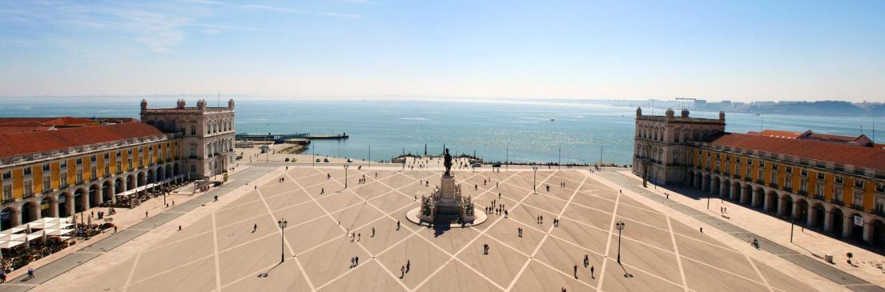 With One Bedroom In With Wonderful City View Balcony And Wifi 12 Km From The Beach Lisboa